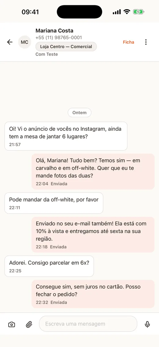 App no iPhone: conversa com cliente perguntando sobre mesa de jantar, com respostas do vendedor
